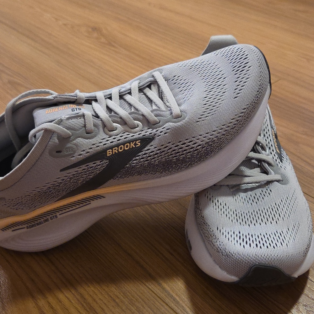 Women's Brooks Running Shoes Size 8.5 Wide, Adrenaline GTS 25, Like New